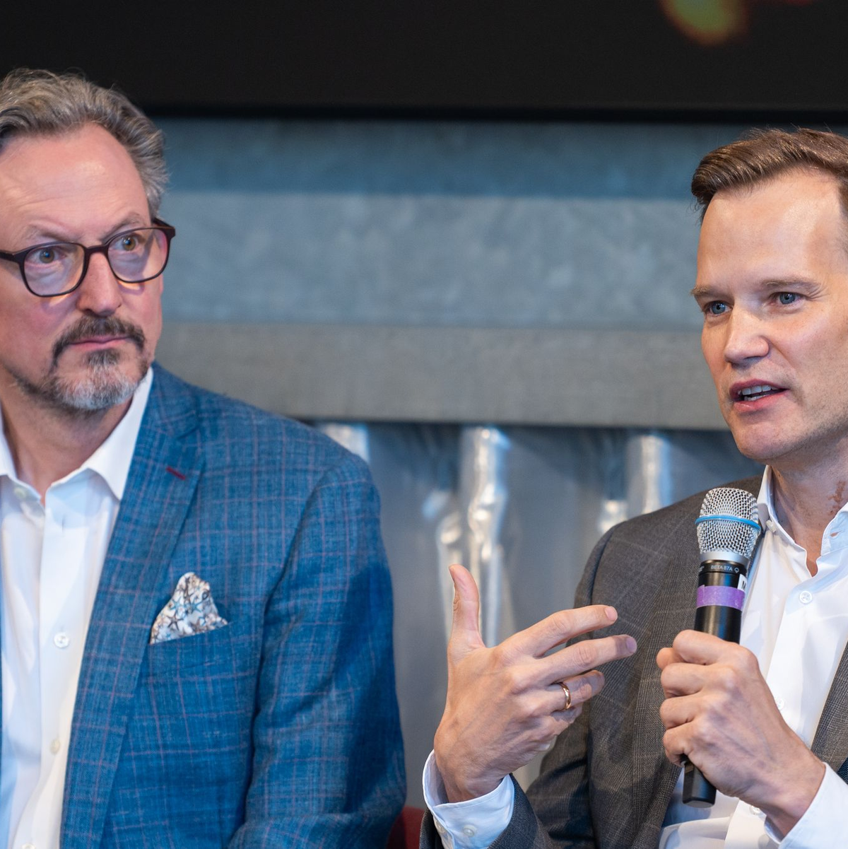 Hendrik Streeck sprach sich zuletzt für Schutzmechanismen nach FSK-Vorbild aus. Hier zusammen mit Eckart von Hirschhausen bei der Vorstellung der App «freii». - Foto: Christophe Gateau/dpa