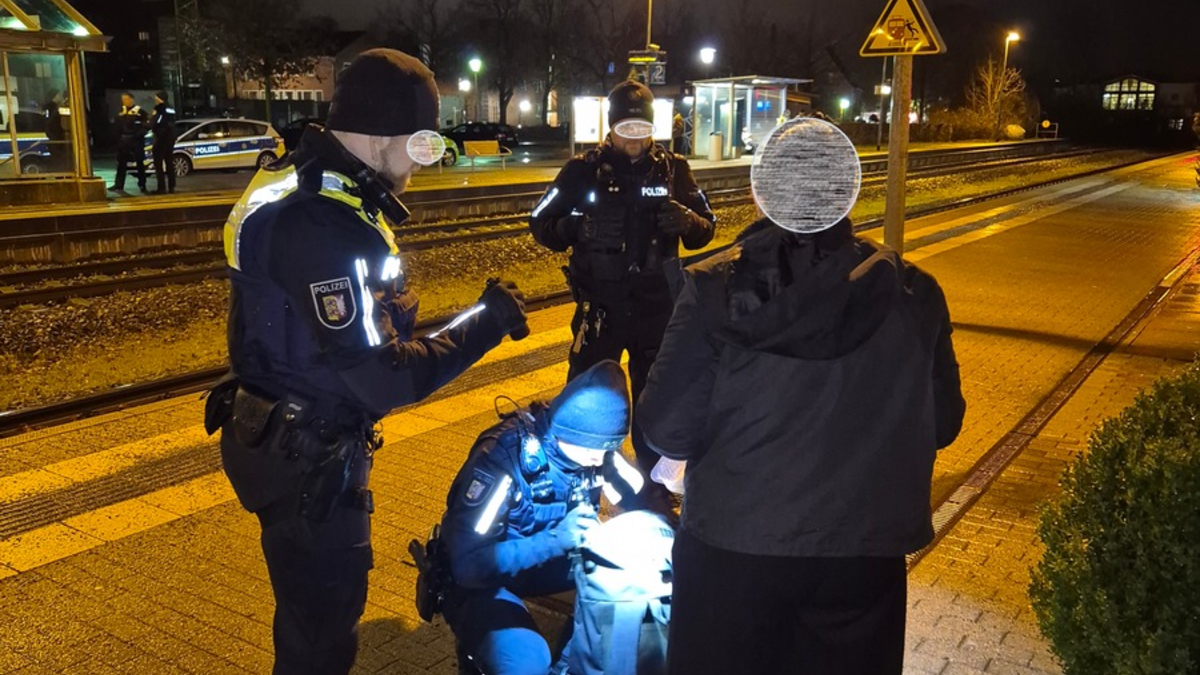 POL-KI: 260312.2 Kreis Plön: Waffen- und Messerkontrollen an den Bahnhöfen Plön, Preetz und Schwentinental - Foto: presseportal.de