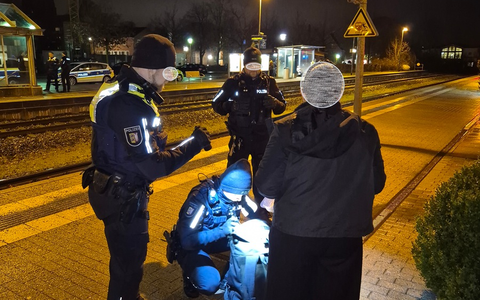 POL-KI: 260312.2 Kreis Plön: Waffen- und Messerkontrollen an den Bahnhöfen Plön, Preetz und Schwentinental - Foto: presseportal.de