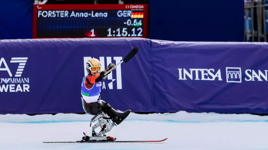 Anna-Lena Forster jubelt im Zielraum. - Bild: Philipp von Ditfurth/dpa