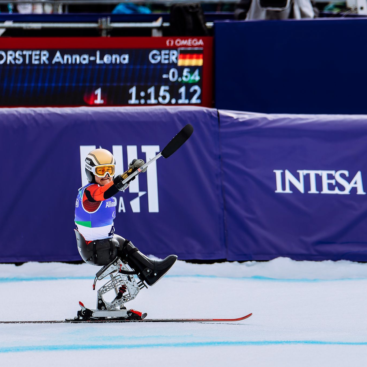 Anna-Lena Forster jubelt im Zielraum. - Foto: Philipp von Ditfurth/dpa
