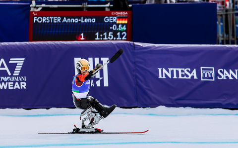 Anna-Lena Forster jubelt im Zielraum. - Foto: Philipp von Ditfurth/dpa