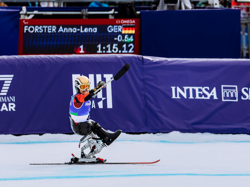 Anna-Lena Forster jubelt im Zielraum. - Foto: Philipp von Ditfurth/dpa