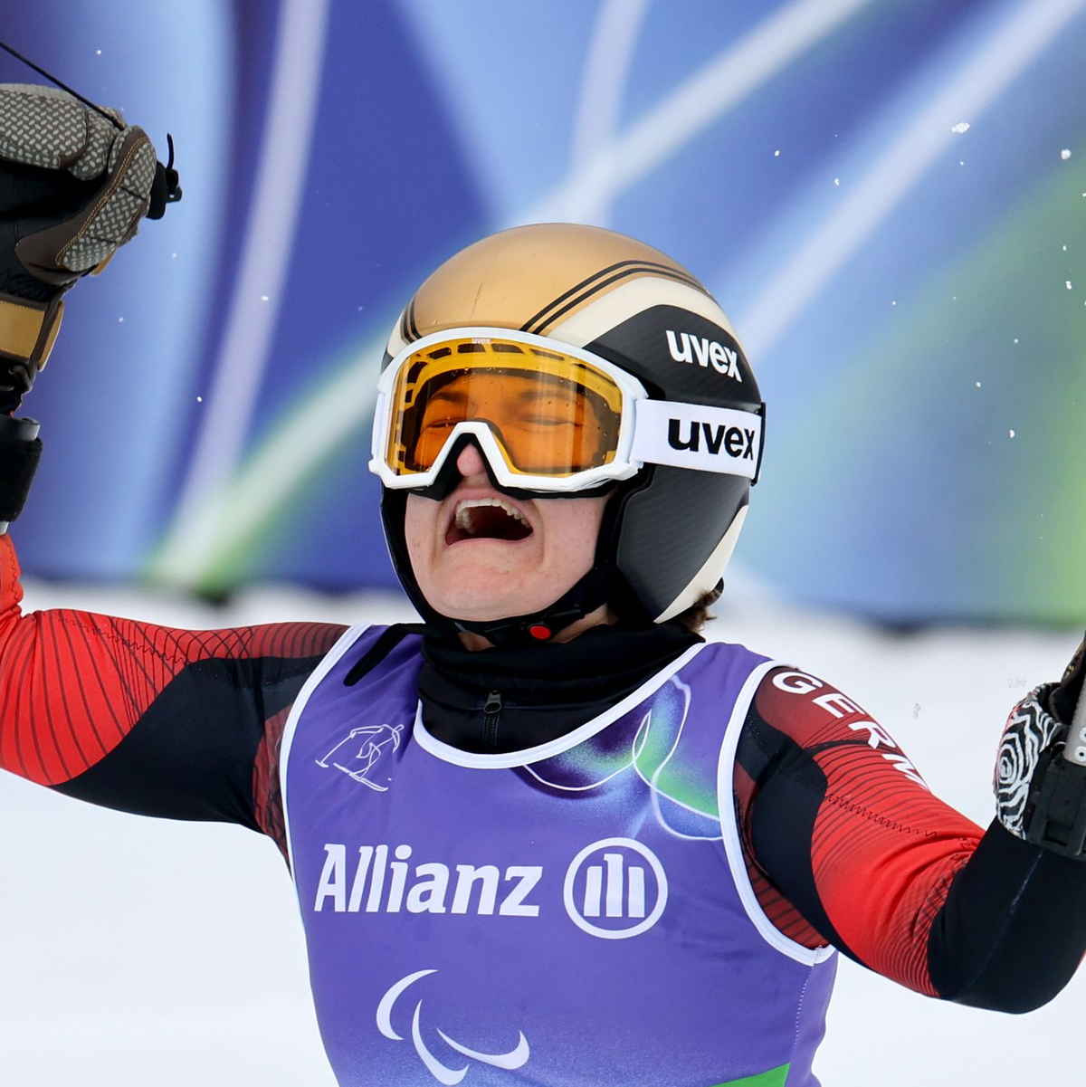 Anna-Lena Forster jubelt über Gold im Riesenslalom.  - Foto: Philipp von Ditfurth/dpa