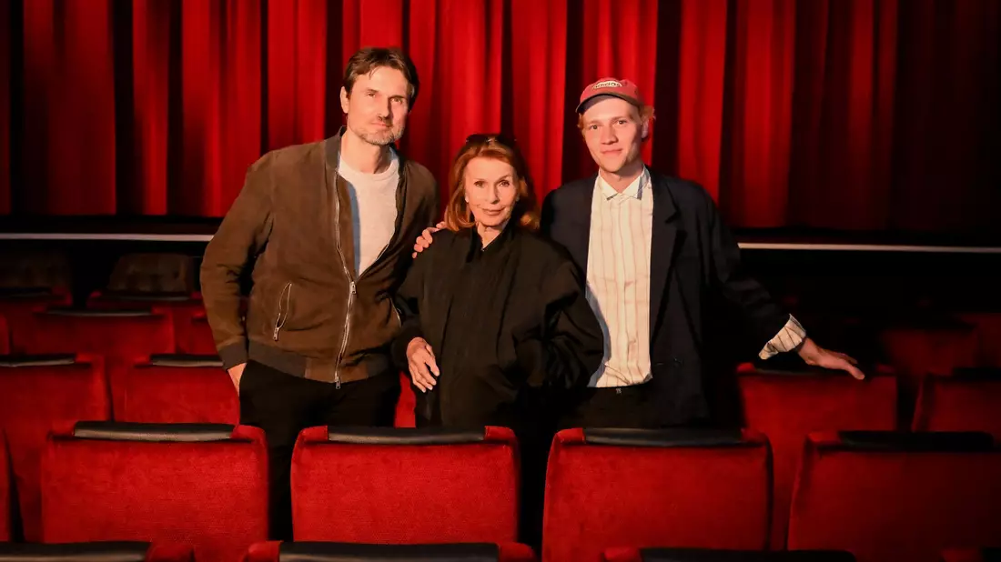 Senta Berger (M) macht Urlaub von der Reha - im Kino mit ihrem Sohn Simon Verhoeven (l) und dem Schauspieler Bruno Alexander (r).  - Bild: RONNY HEINE/Warner Bros. Entertainment GmbH/dpa