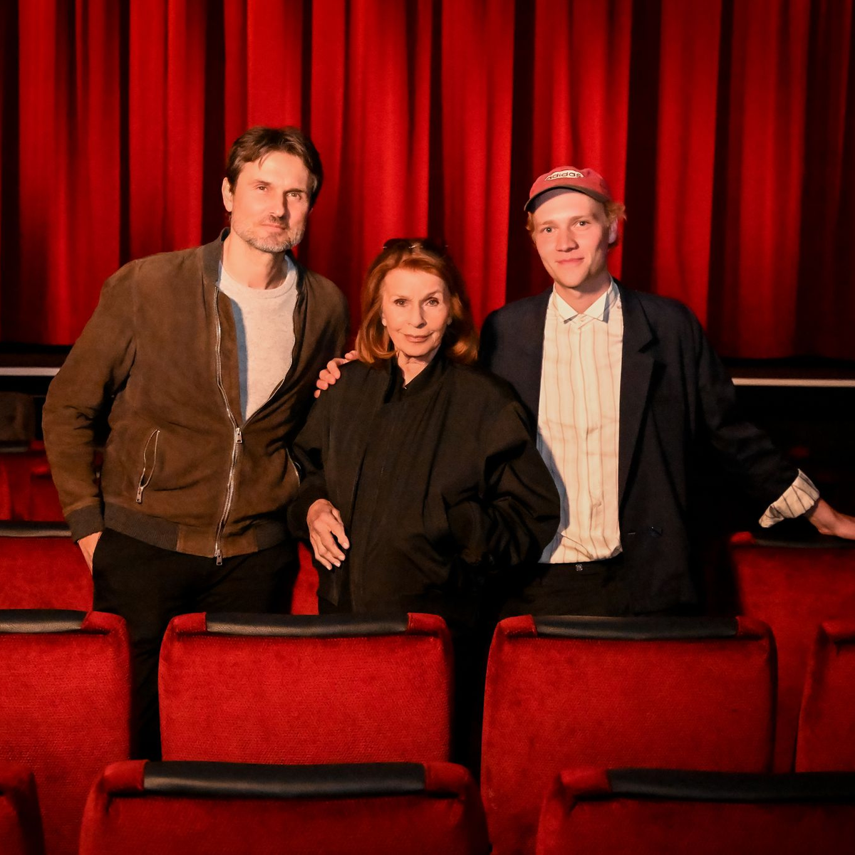 Senta Berger (M) macht Urlaub von der Reha - im Kino mit ihrem Sohn Simon Verhoeven (l) und dem Schauspieler Bruno Alexander (r).  - Foto: RONNY HEINE/Warner Bros. Entertainment GmbH/dpa