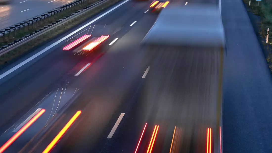 Schwere Nutzfahrzeuge machen nach Angaben der Kommission mehr als 6 Prozent der gesamten Treibhausgasemissionen der EU aus. (Symbolbild) - Bild: Jan Woitas/dpa-Zentralbild/dpa