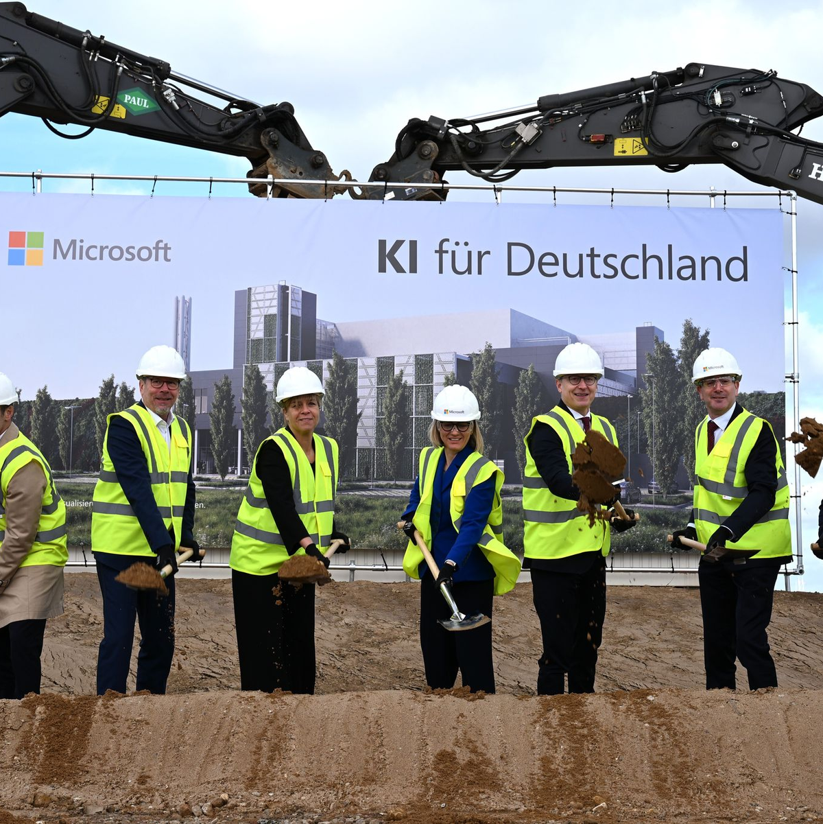 Der feierliche Spatenstich. - Foto: Wolf von Dewitz/dpa