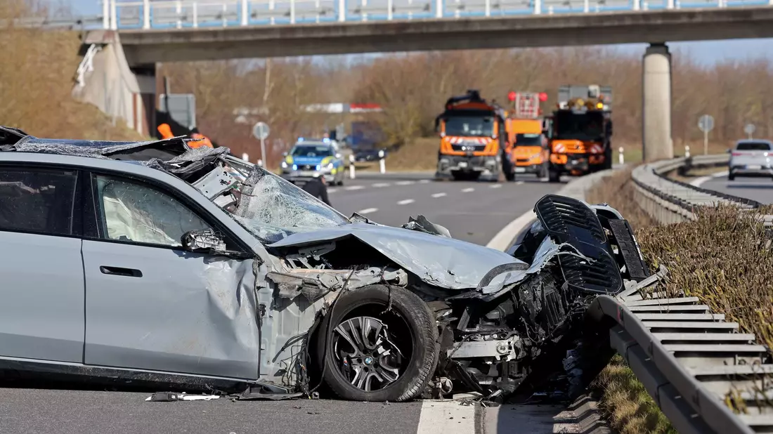 Das Auto des Verkehrsministers überschlug sich bei dem Unfall.  - Bild: Bernd Wüstneck/dpa