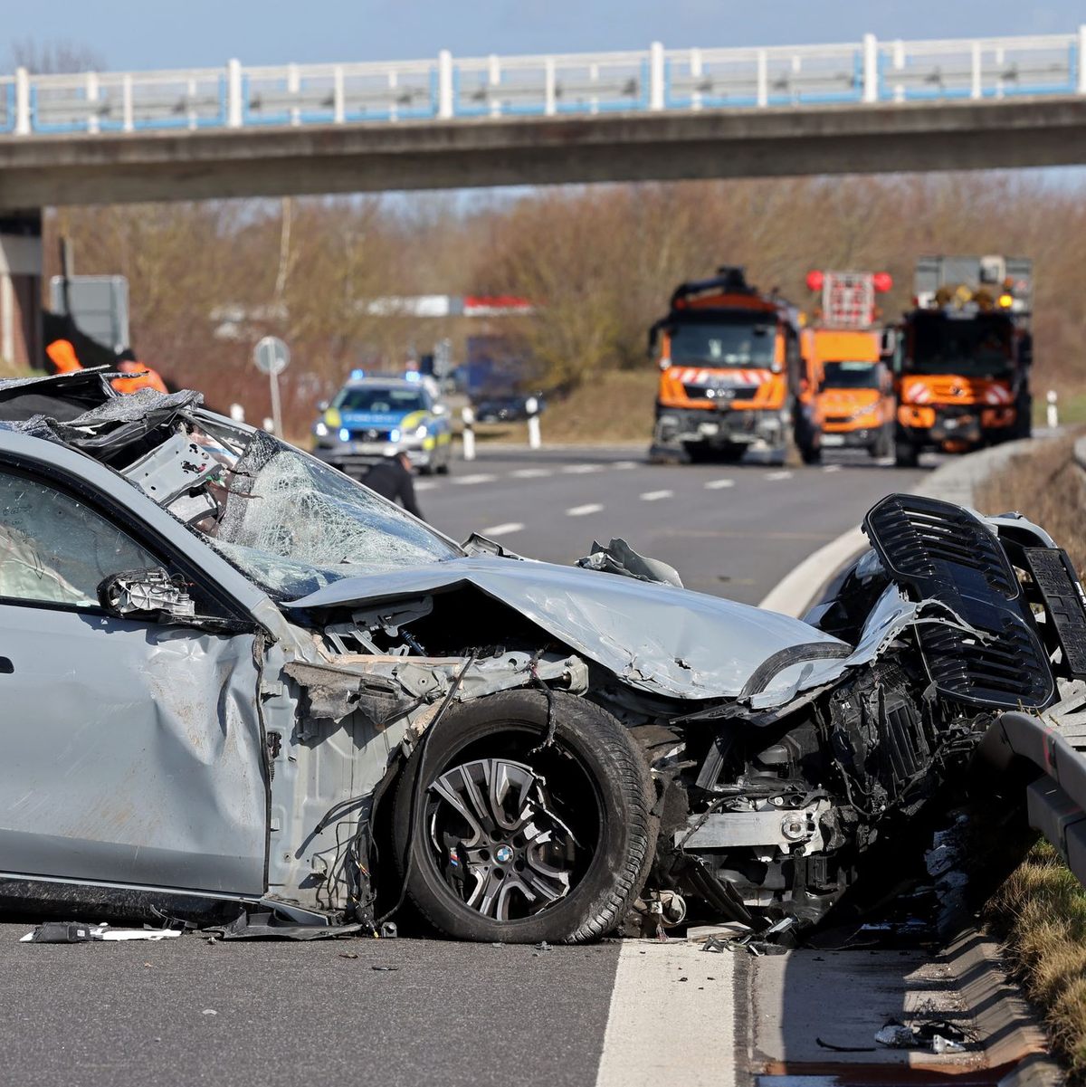 Das Auto des Verkehrsministers überschlug sich bei dem Unfall.  - Foto: Bernd Wüstneck/dpa
