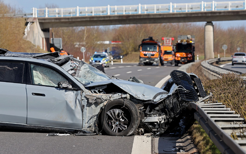 Das Auto des Verkehrsministers überschlug sich bei dem Unfall.  - Foto: Bernd Wüstneck/dpa