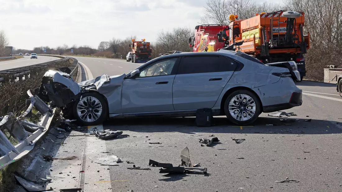 Laut Polizei prallte das Auto mit einem Sicherungswagen der Autobahnmeisterei zusammen.  - Bild: Bernd Wüstneck/dpa