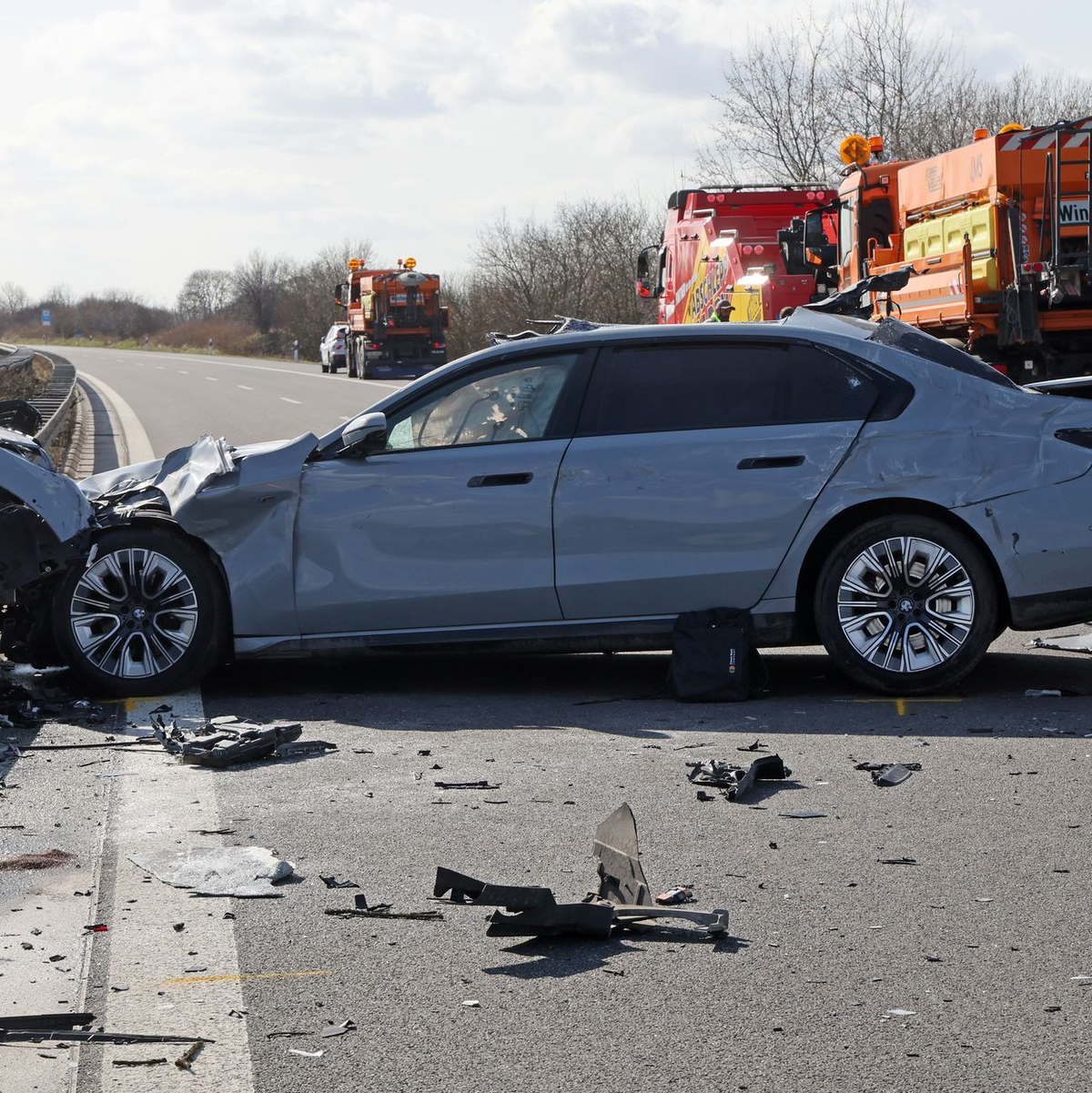 Laut Polizei prallte das Auto mit einem Sicherungswagen der Autobahnmeisterei zusammen.  - Foto: Bernd Wüstneck/dpa