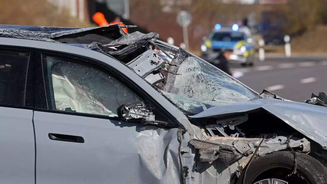 Bei dem Unfall entstand ein hoher Sachschaden.  - Bild: Bernd Wüstneck/dpa