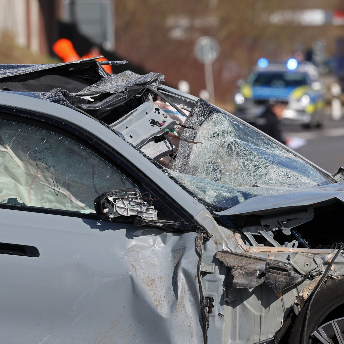 Bei dem Unfall entstand ein hoher Sachschaden.  - Foto: Bernd Wüstneck/dpa