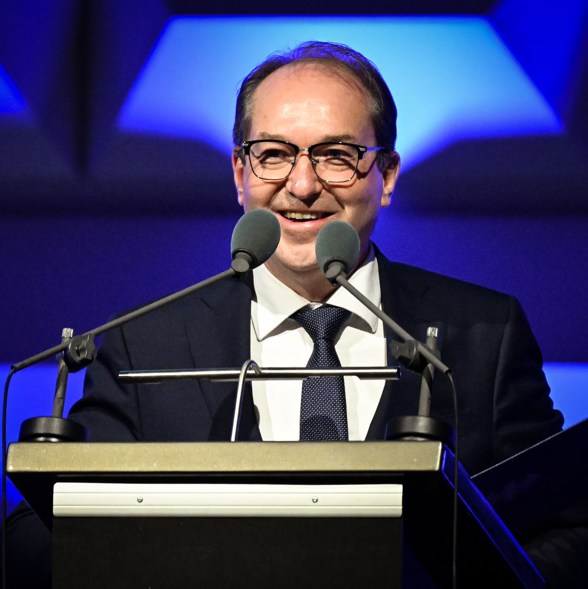 Nach den Worten von Bundesinnenminister Dobrindt wird eine Abwehr gegen Cyberattacken geschaffen, selbst wenn diese von außerhalb Europas kommen. - Foto: Soeren Stache/dpa