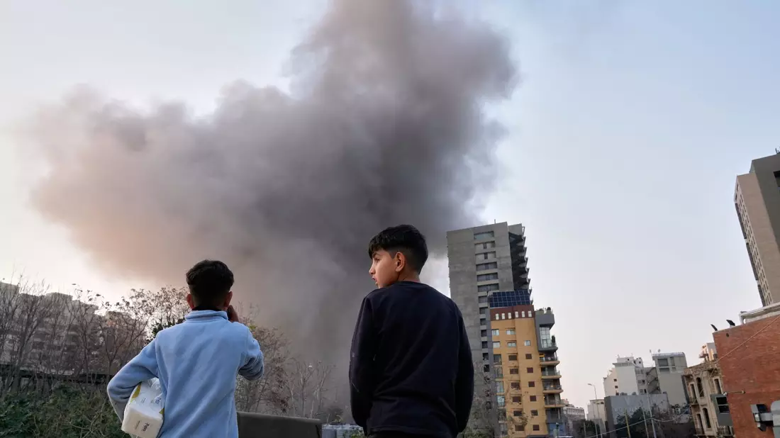 Beirut wurde in den vergangenen Tagen häufiger Opfer von Bombardierungen. - Bild: Hussein Malla/AP/dpa