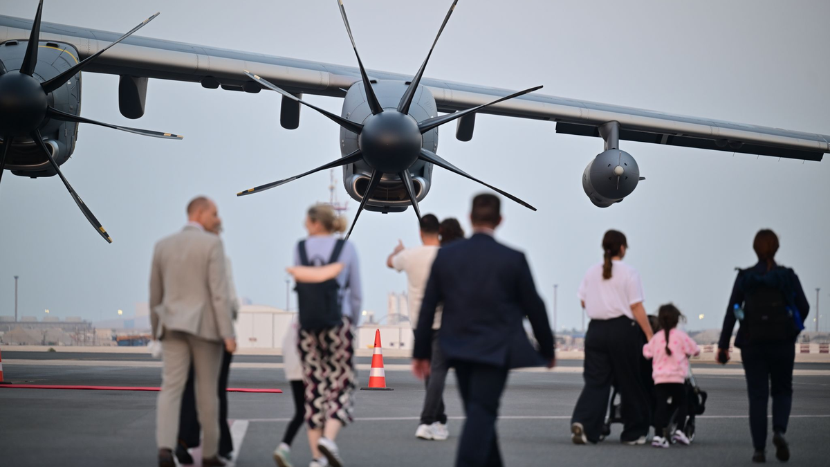 Auch Außenminister Wadephul nahm gestrandete Deutsche bei seiner Reise in den Nahen Osten in seinem Flugzeug mit.  - Foto: Sebastian Christoph Gollnow/dpa