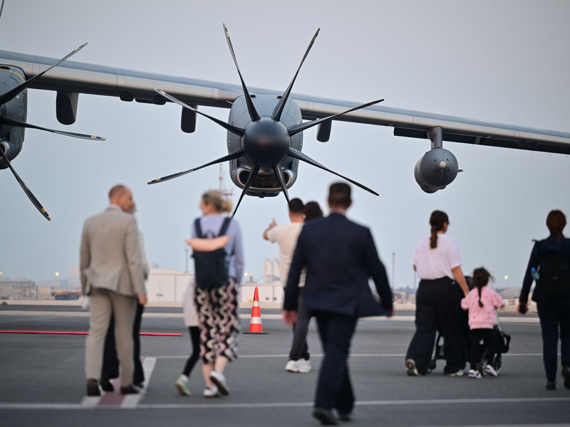 Auch Außenminister Wadephul nahm gestrandete Deutsche bei seiner Reise in den Nahen Osten in seinem Flugzeug mit.  - Foto: Sebastian Christoph Gollnow/dpa