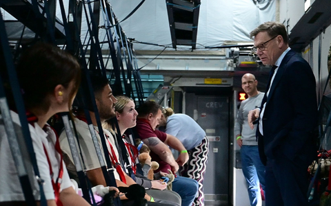 Auch Außenminister Wadephul nahm gestrandete Deutsche bei seiner Reise in den Nahen Osten in seinem Flugzeug mit.  - Foto: Sebastian Christoph Gollnow/dpa