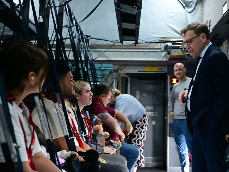 Auch Außenminister Wadephul nahm gestrandete Deutsche bei seiner Reise in den Nahen Osten in seinem Flugzeug mit. - Foto: Sebastian Christoph Gollnow/dpa