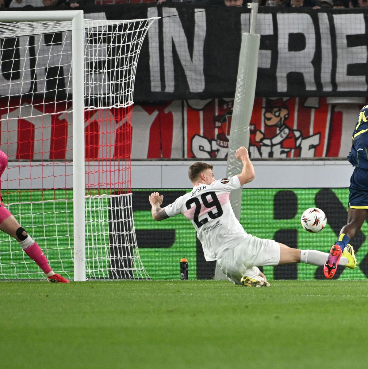 Porto nutzte Fehler in der VfB-Defensive. - Foto: Marijan Murat/dpa