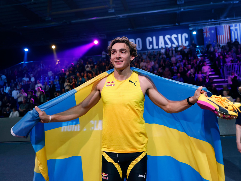 Der Schwede Armand Duplantis springt auch 2026 wieder in seiner eigenen Liga. - Foto: Fredrik Persson/TT News Agency via AP/dpa