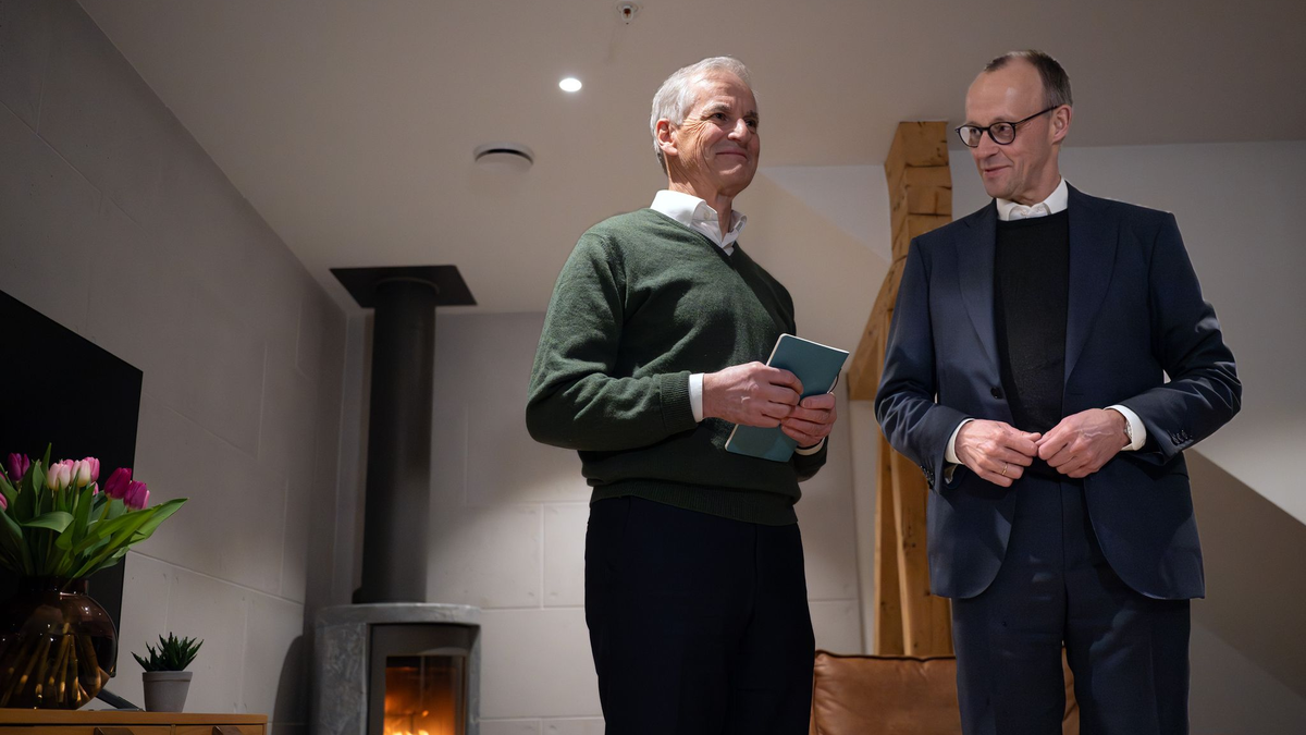 Gleich nach der Ankunft traf sich der Kanzler mit Norwegens Regierungschef zum Vier-Augen-Gespräch. - Foto: Soeren Stache/dpa