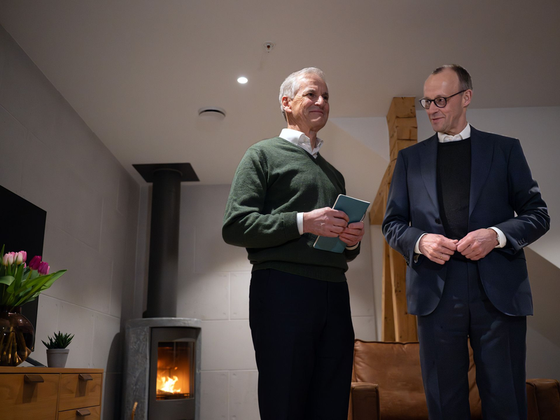 Gleich nach der Ankunft traf sich der Kanzler mit Norwegens Regierungschef zum Vier-Augen-GesprÀch. - Foto: Soeren Stache/dpa