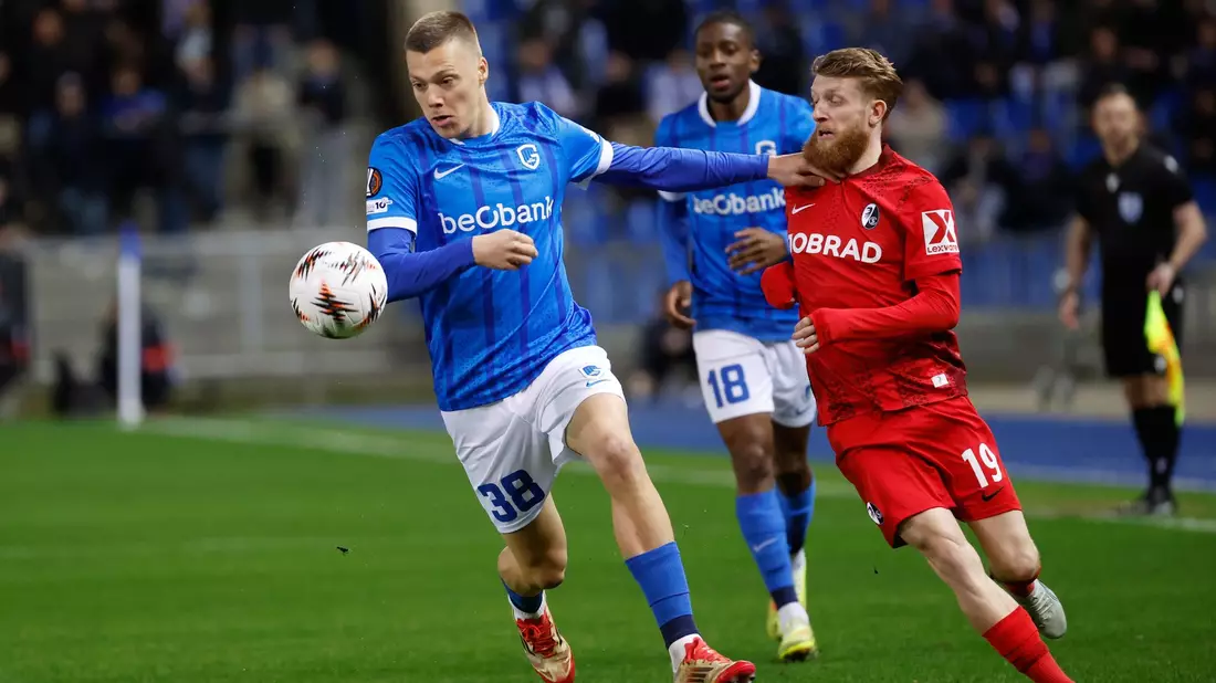Kampf um eine gute Ausgangslage fürs Rückspiel: Genks Heymans hat im Duell mit Beste vom SC Freiburg die Nase vorn. - Bild: Geert Vanden Wijngaert/AP/dpa