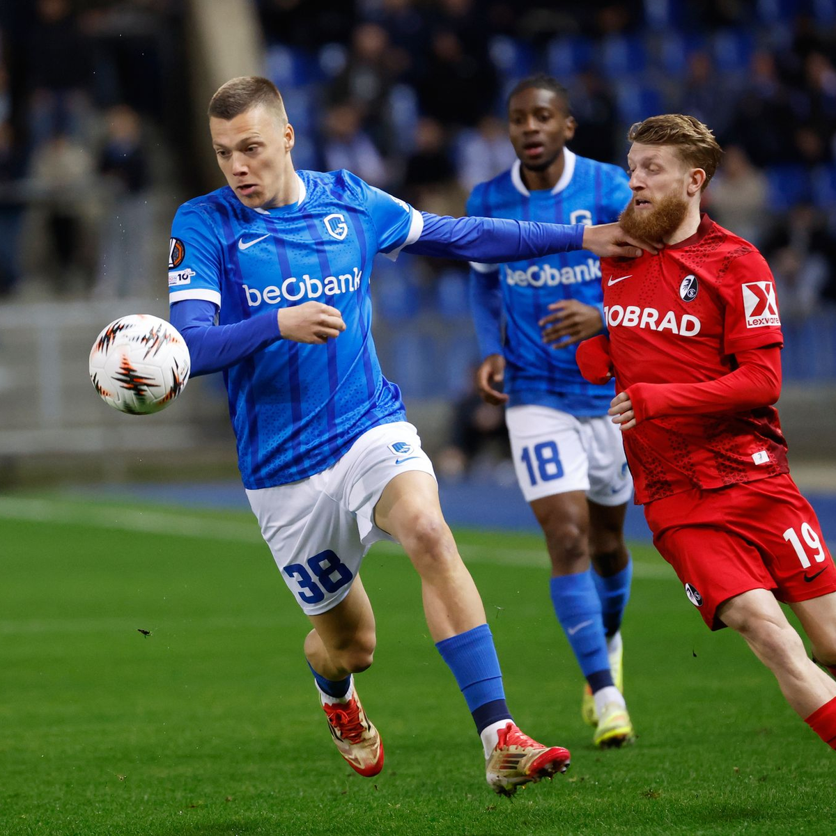 Kampf um eine gute Ausgangslage fürs Rückspiel: Genks Heymans hat im Duell mit Beste vom SC Freiburg die Nase vorn. - Foto: Geert Vanden Wijngaert/AP/dpa