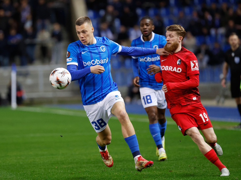 Kampf um eine gute Ausgangslage fürs Rückspiel: Genks Heymans hat im Duell mit Beste vom SC Freiburg die Nase vorn. - Foto: Geert Vanden Wijngaert/AP/dpa