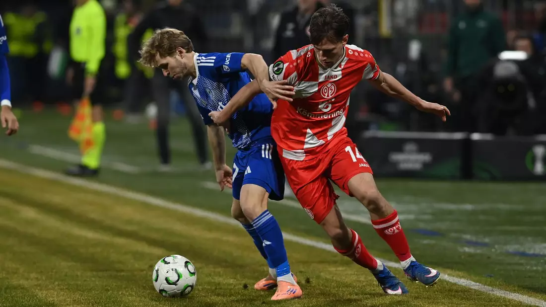 Der FSV Mainz 05 um William Bøving (r) lieferte sich ein umkämpftes Duell mit Sigma Olmütz. - Bild: Ludìk Peøina/CTK/dpa