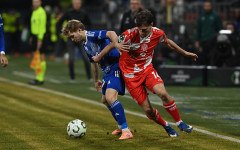 Der FSV Mainz 05 um William Bøving (r) lieferte sich ein umkämpftes Duell mit Sigma Olmütz. - Foto: Ludìk Peøina/CTK/dpa