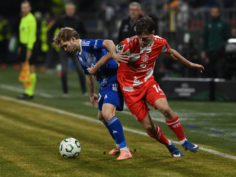 Der FSV Mainz 05 um William Bøving (r) lieferte sich ein umkämpftes Duell mit Sigma Olmütz. - Foto: Ludìk Peøina/CTK/dpa