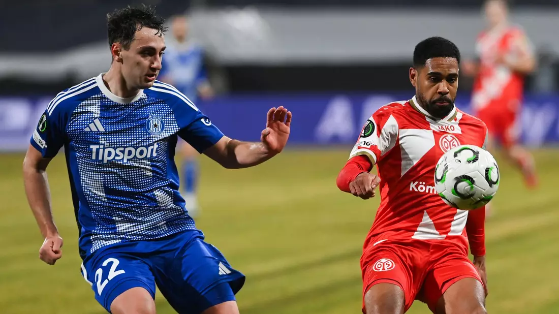 Der FSV Mainz 05 um Phillipp Mwene (r) tat sich in Olmütz schwer. - Bild: Ludìk Peøina/CTK/dpa