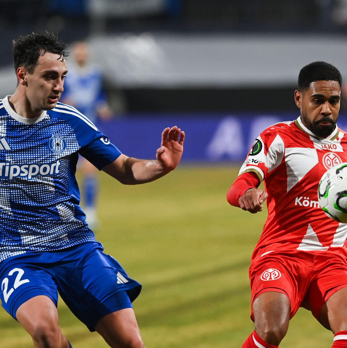 Der FSV Mainz 05 um Phillipp Mwene (r) tat sich in Olmütz schwer. - Foto: Ludìk Peøina/CTK/dpa