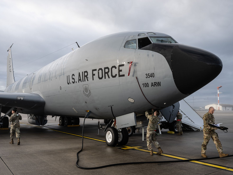 USA melden den Verlust eines Tankflugzeugs (Archivbild). - Foto: Boris Roessler/dpa