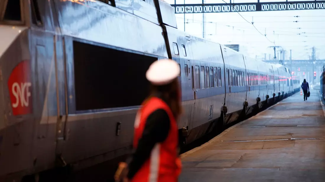 Mit einem Leitfaden mit Bekleidungs- und Schminktipps hat Frankreichs Bahn sich Ärger mit der Gewerkschaft eingehandelt. (Archivbild) - Bild: Christophe Ena/AP/dpa