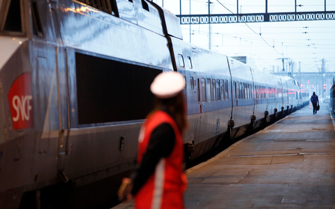 Mit einem Leitfaden mit Bekleidungs- und Schminktipps hat Frankreichs Bahn sich Ärger mit der Gewerkschaft eingehandelt. (Archivbild) - Foto: Christophe Ena/AP/dpa