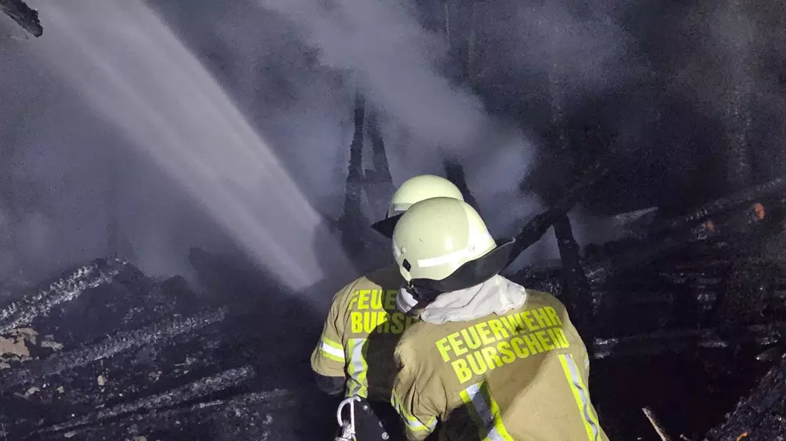 FW Burscheid: Schuppen brennt - Feuerwehr verhindert Ausbreitung des Feuers auf Wohngebäude - Bild: presseportal.de