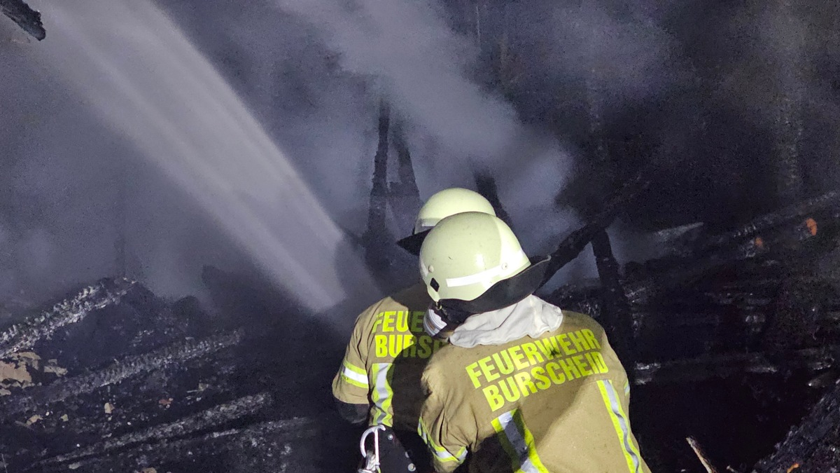 FW Burscheid: Schuppen brennt - Feuerwehr verhindert Ausbreitung des Feuers auf Wohngebäude - Foto: presseportal.de