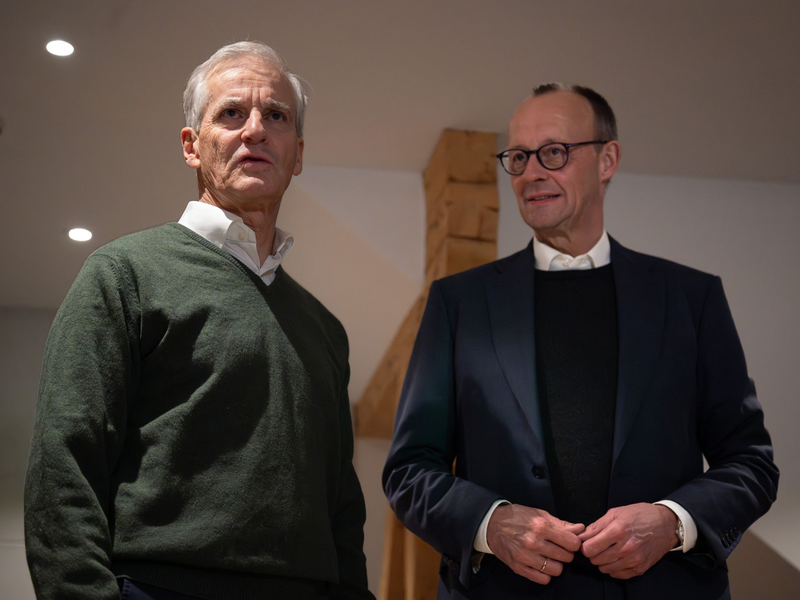 Gleich nach der Ankunft traf sich der Kanzler mit Norwegens Regierungschef zum Vier-Augen-GesprÀch. - Foto: Soeren Stache/dpa