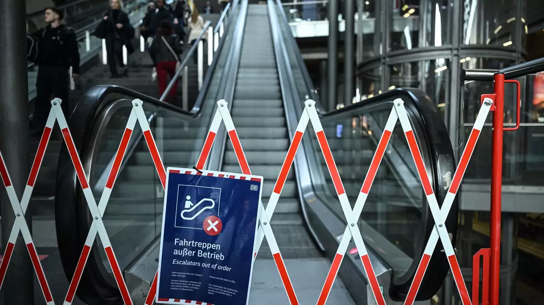 Seit Wochen kaputt: Rolltreppen im Hauptbbahnhof. - Bild: Britta Pedersen/dpa