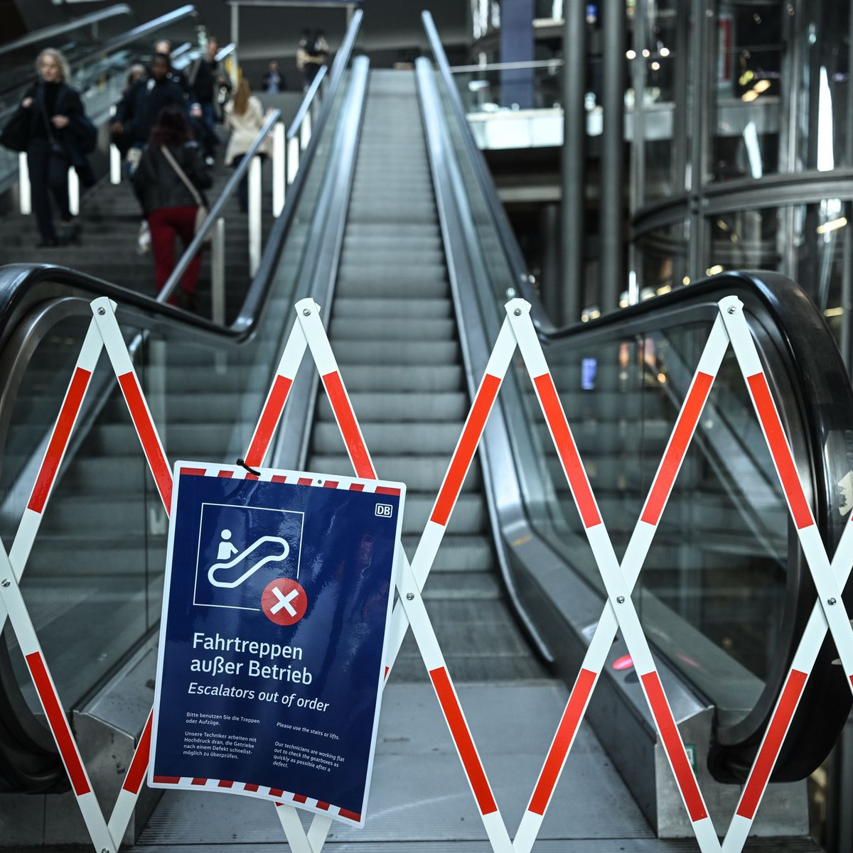 Seit Wochen kaputt: Rolltreppen im Hauptbbahnhof. - Foto: Britta Pedersen/dpa
