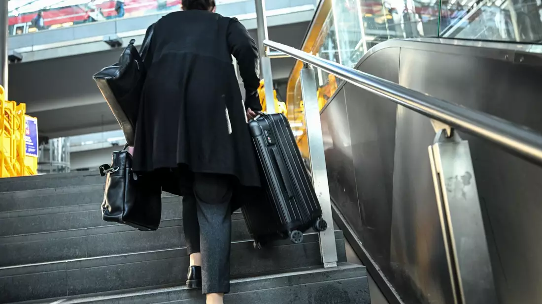 Schwere Lasten werden getragen - ohne Rolltreppe.  - Bild: Britta Pedersen/dpa