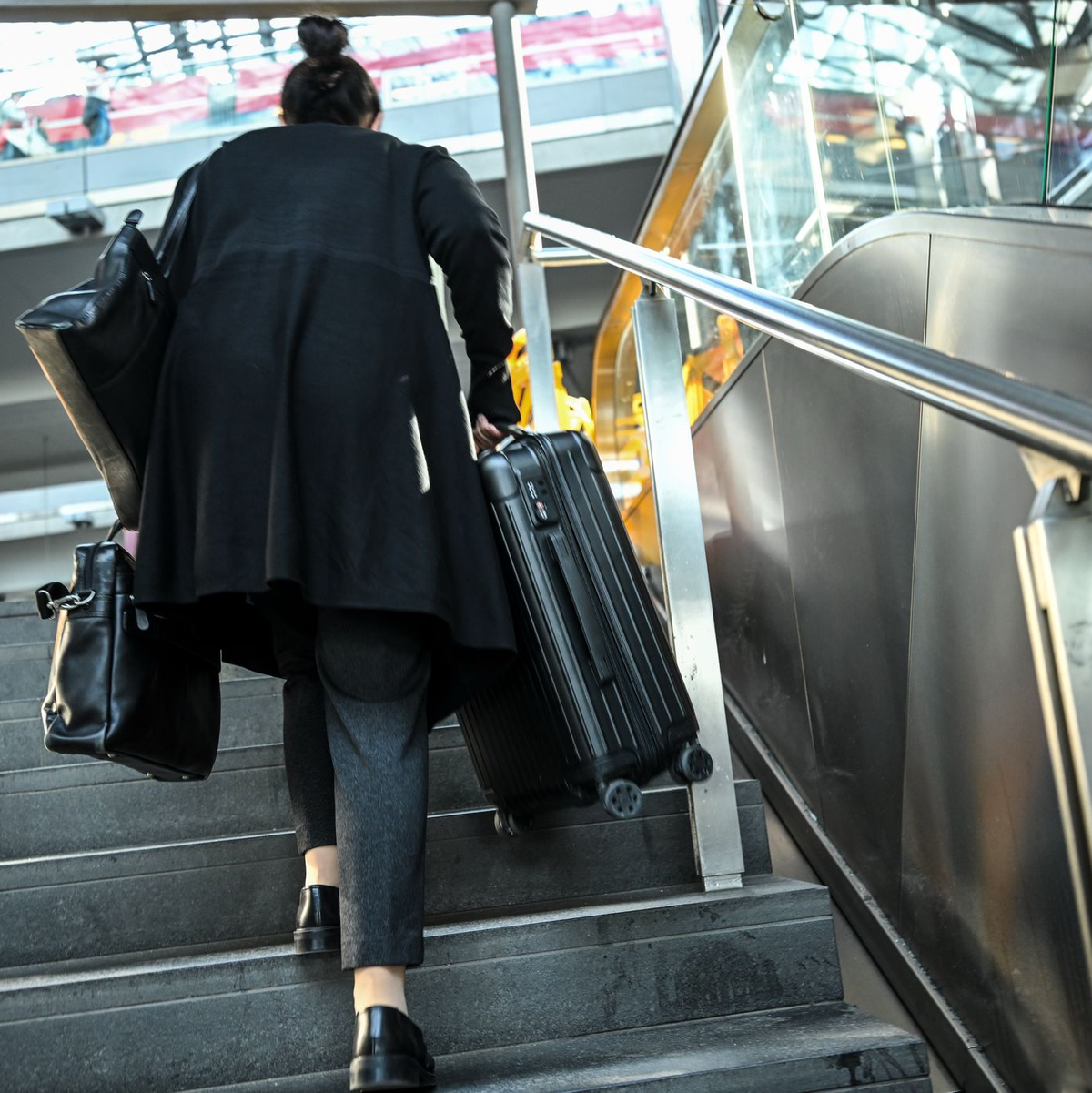 Schwere Lasten werden getragen - ohne Rolltreppe.  - Foto: Britta Pedersen/dpa