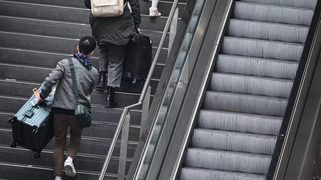 Schwere Lasten werden getragen, ohne Rolltreppe. - Bild: Britta Pedersen/dpa