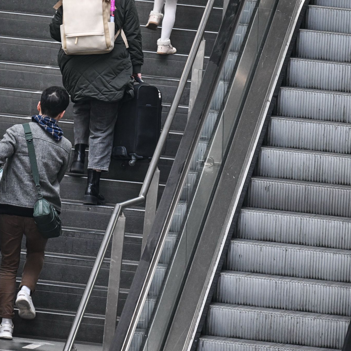 Schwere Lasten werden getragen, ohne Rolltreppe. - Foto: Britta Pedersen/dpa