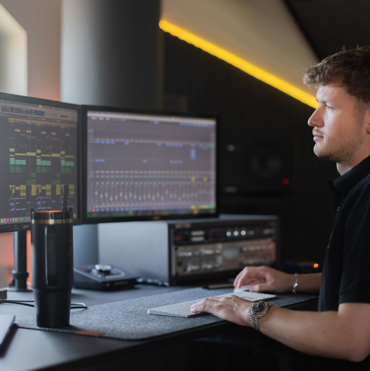 Still am Schreibtisch statt laut auf der Bühne: Julian Sommer bei der Arbeit. - Foto: Rolf Vennenbernd/dpa